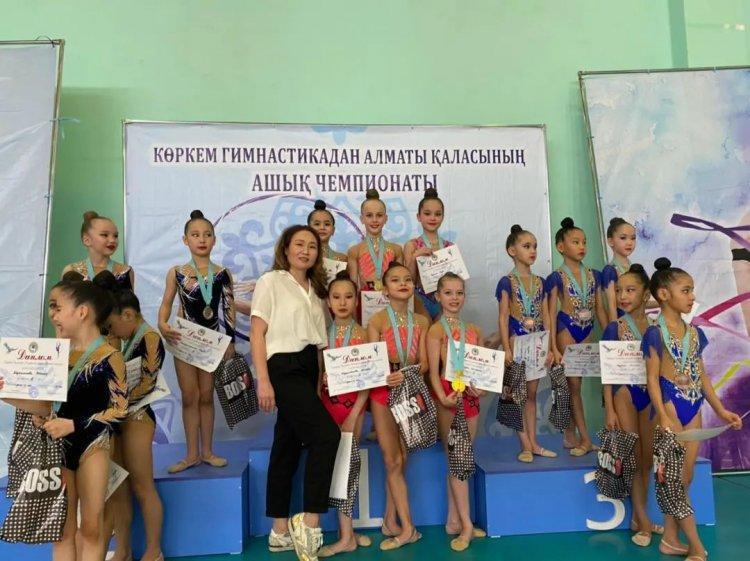 На открытом чемпионате этой весной города Алматы по художественной гимнастике ученицы нашей школы в составе ШХГ "Менсулу" завоевали золотые медали